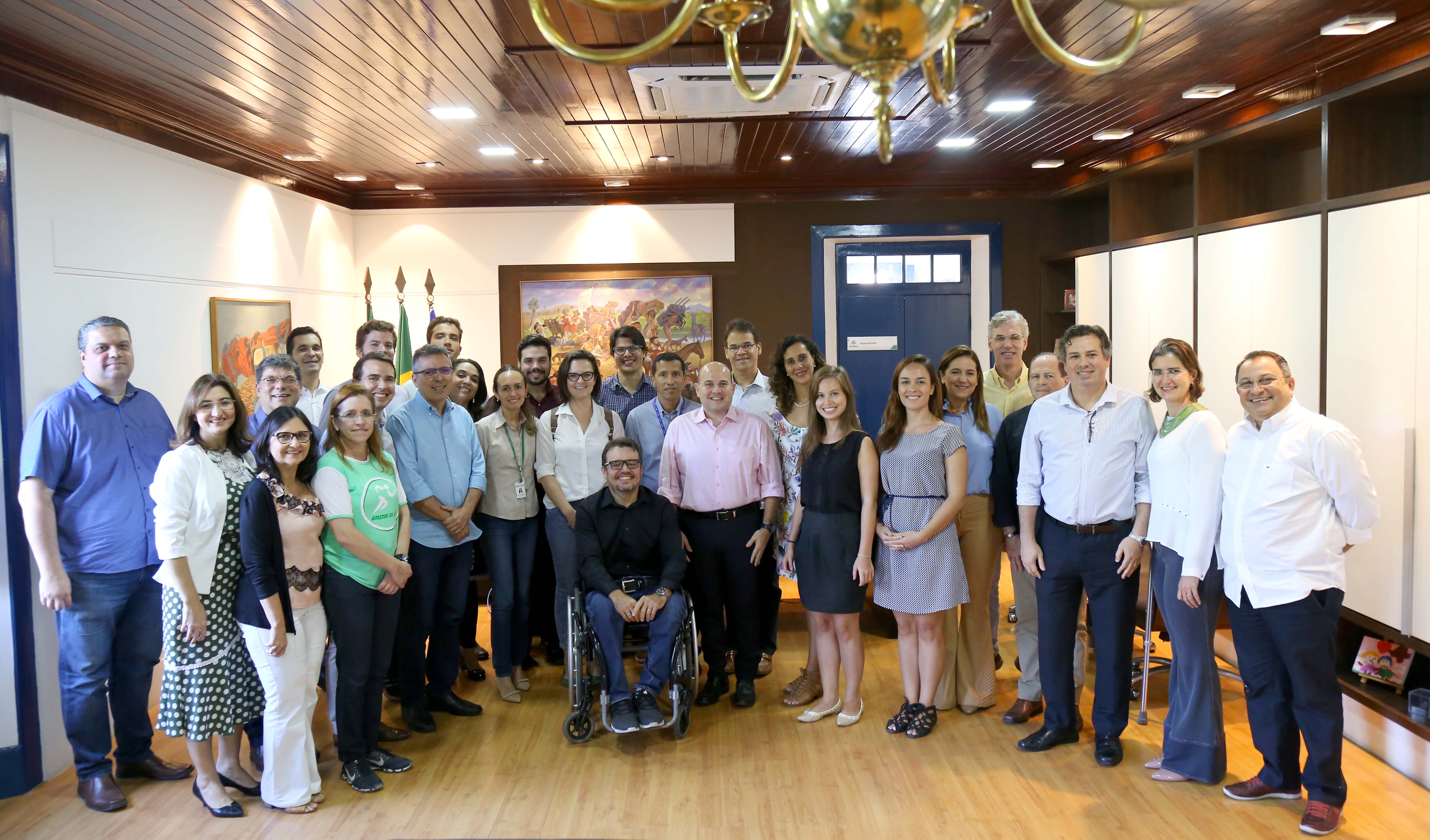 prefeito roberto e claudio e secretarios municipais posam para foto no gabinete do prefeito